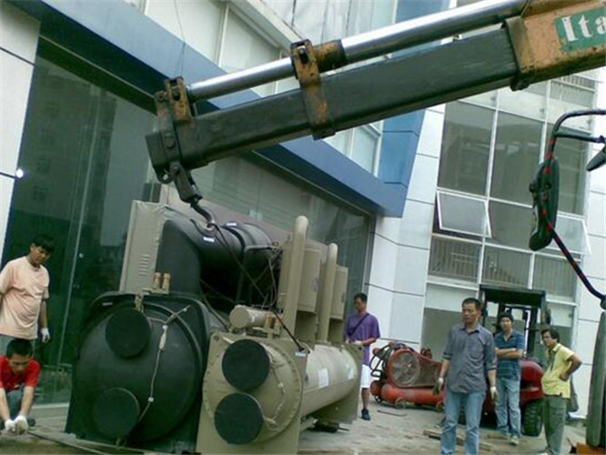 下花园区随车吊和汽车吊的核心区别是什么？哪种更省钱？